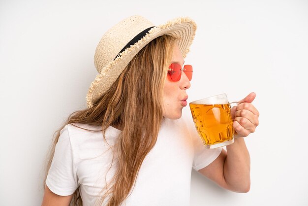 Mujer adulta bastante joven con un concepto de vacaciones de pinta de cerveza