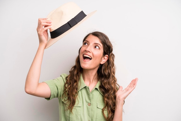 Mujer adulta bastante joven con un concepto de verano de sombrero