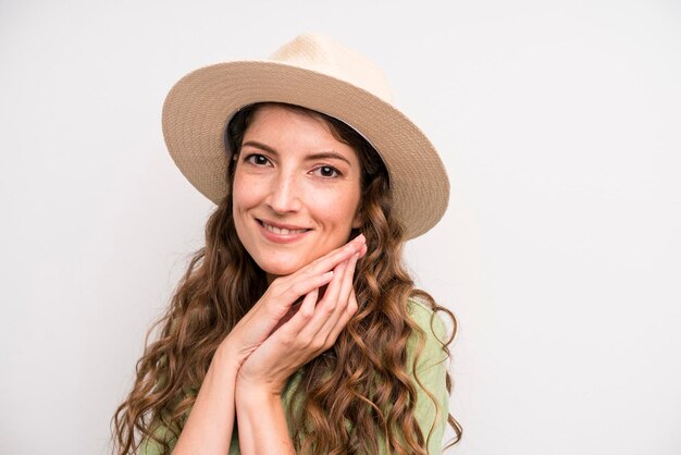 Mujer adulta bastante joven con un concepto de verano de sombrero