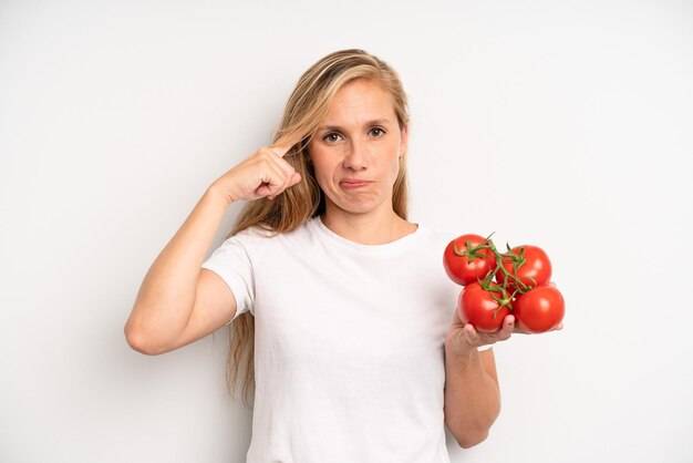 Mujer adulta bastante joven con tomates