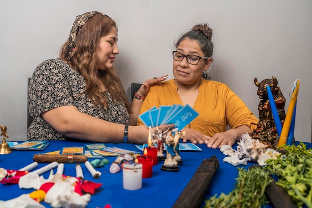 Mujer adulta convenciendo a un cliente con misticismo prediciendo su futuro