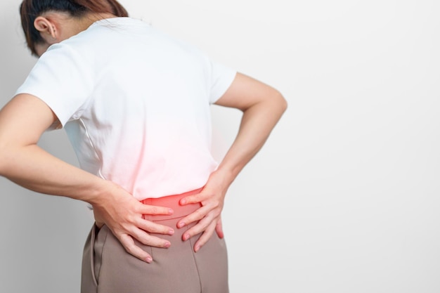 mujer adulta con dolor muscular en fondo gris mujer anciana con cepta dorsal del cuerpo