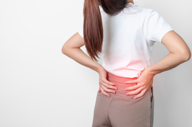 mujer adulta con dolor muscular en fondo gris mujer anciana con espalda