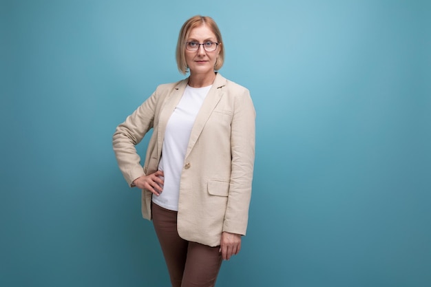 Mujer adulta elegante con un peinado bob en una elegante chaqueta sobre un fondo liso con espacio para copiar