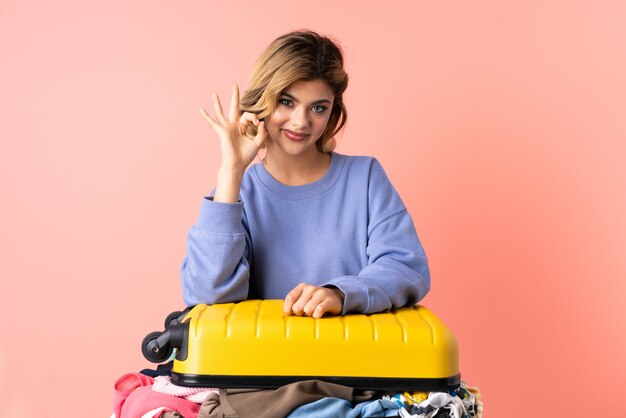 Mujer adulta con equipaje de viaje, haciendo bien gesto