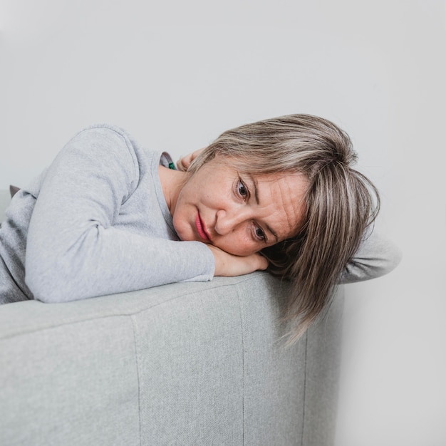 Foto mujer adulta estresando en casa