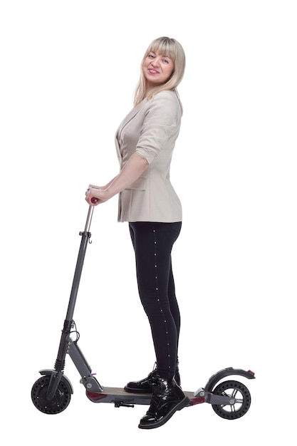 Mujer adulta feliz con scooter eléctrico mirándote