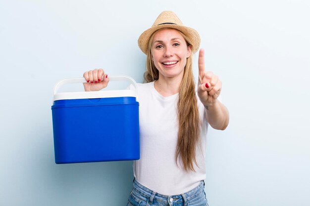 Mujer adulta joven bastante rubia con un picnic de verano de nevera portátil