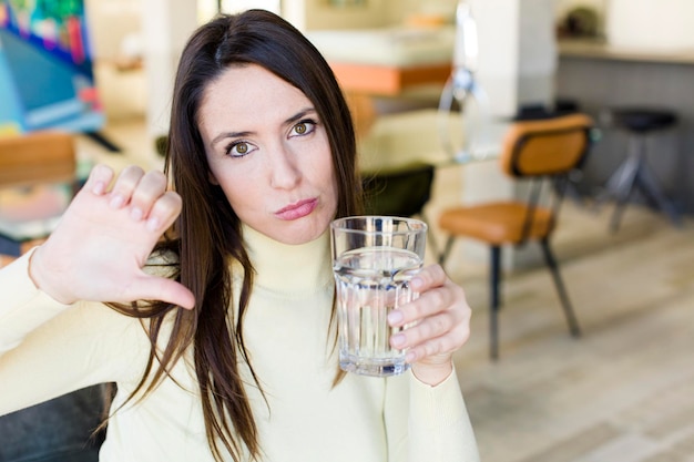 Foto mujer adulta joven con un vaso de agua