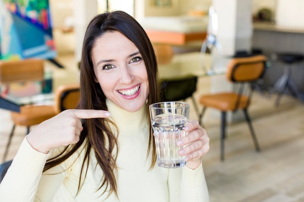 Foto mujer adulta joven con un vaso de agua