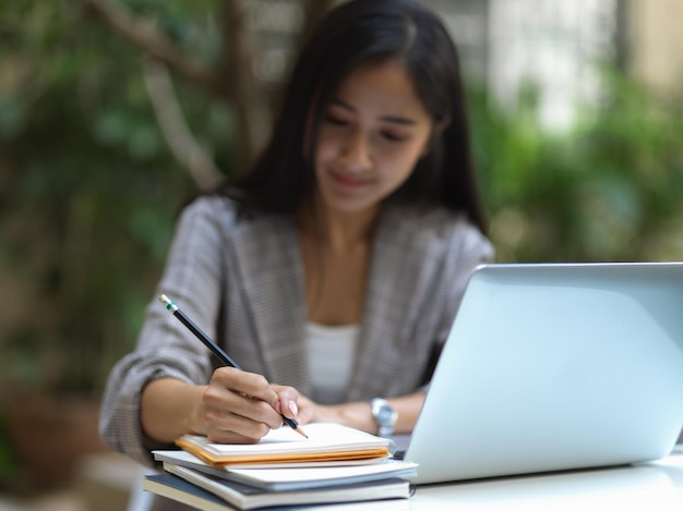 Mujer adulta de mediana edad usando teléfono móvil