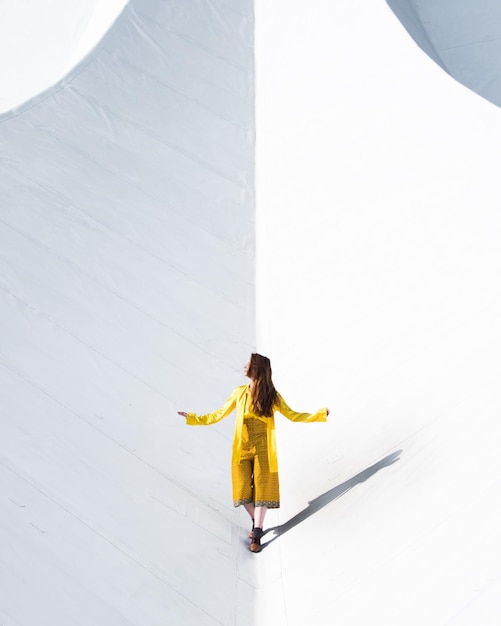 Foto mujer adulta de mediana estatura de pie al aire libre