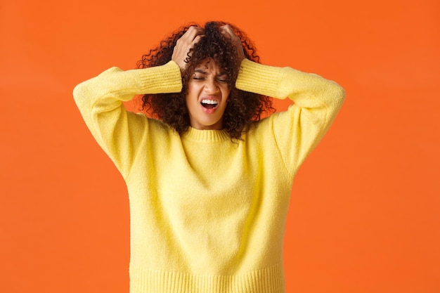 Mujer adulta en medio de un fondo amarillo