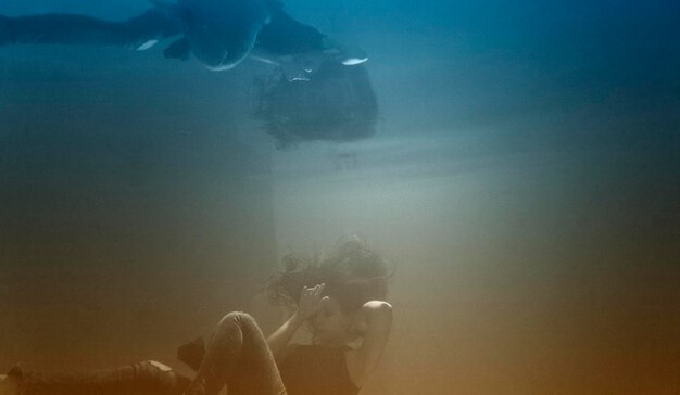 Foto mujer adulta nadando bajo el mar.