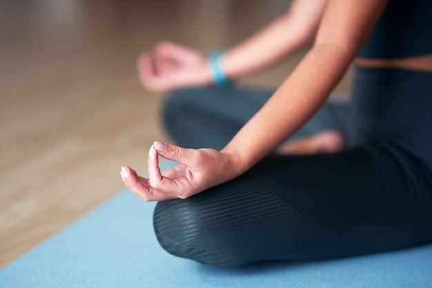 mujer adulta practicando yoga en casa