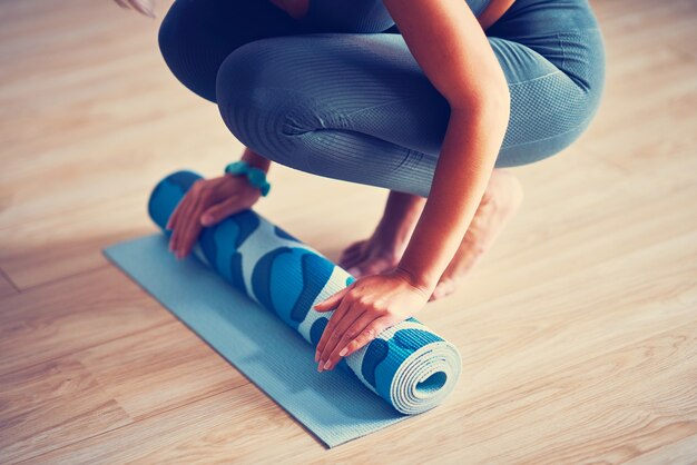 mujer adulta practicando yoga en casa