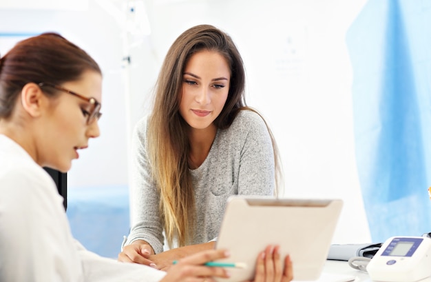 mujer adulta que tiene una visita en el consultorio de la doctora