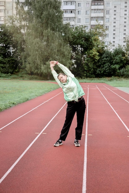 Mujer adulta realiza un estiramiento antes de correr