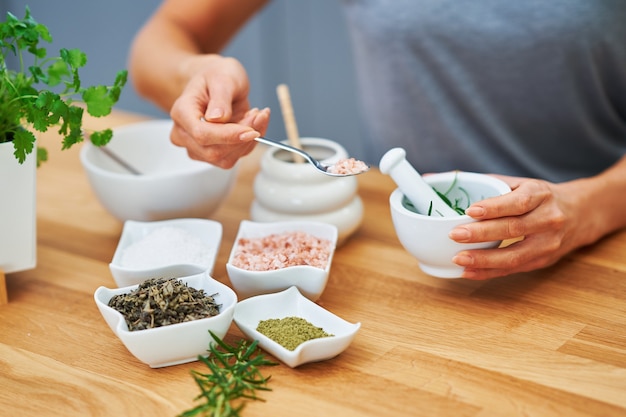 Mujer adulta sana haciendo cosméticos naturales en casa