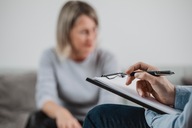 Foto mujer adulta en sesión de terapia