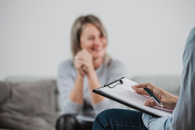 Mujer adulta en sesión de terapia