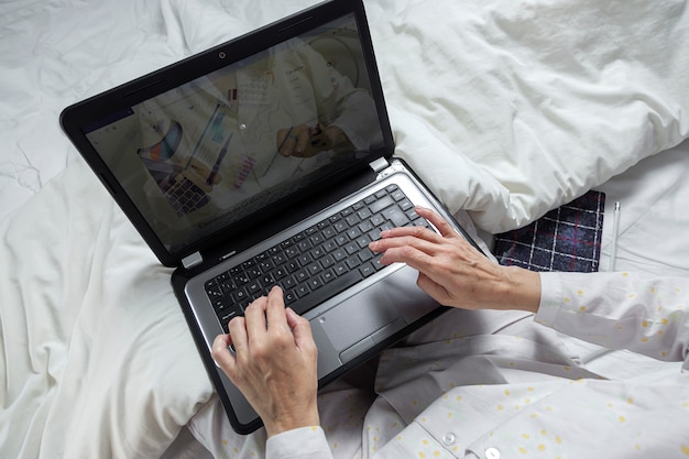 Foto mujer adulta trabajando en casa en pijama