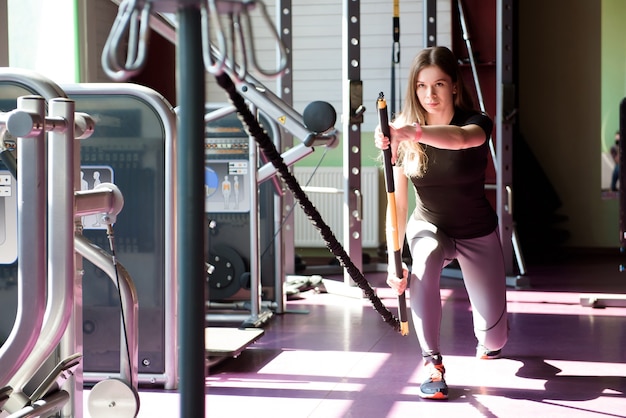 Mujer adulta trabajando en un gimnasio.