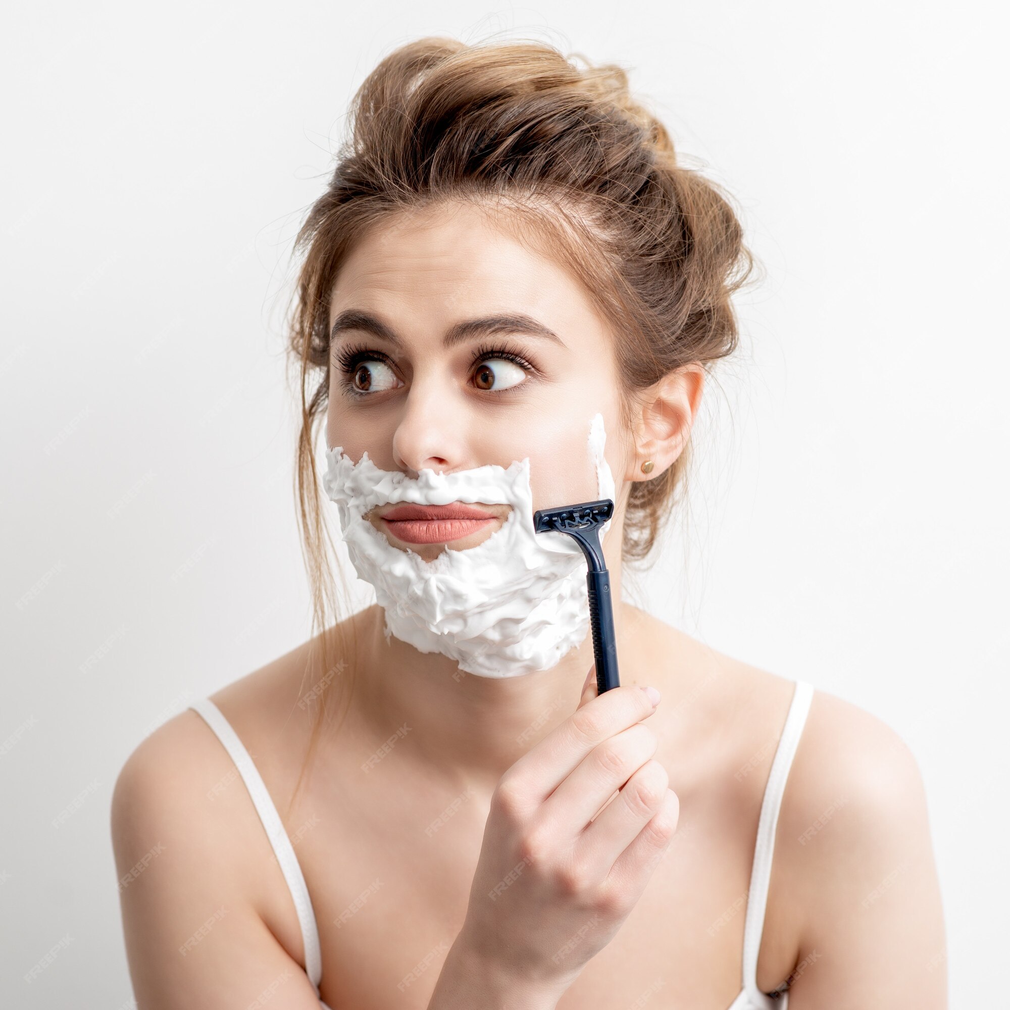 Shaving woman. Женщина бреется. Девушка бреет лицо. Девушка с бритвой. Нежелательные волосы на лице у женщин.