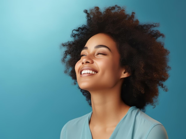 mujer africana de 40 años pose emocional dinámica