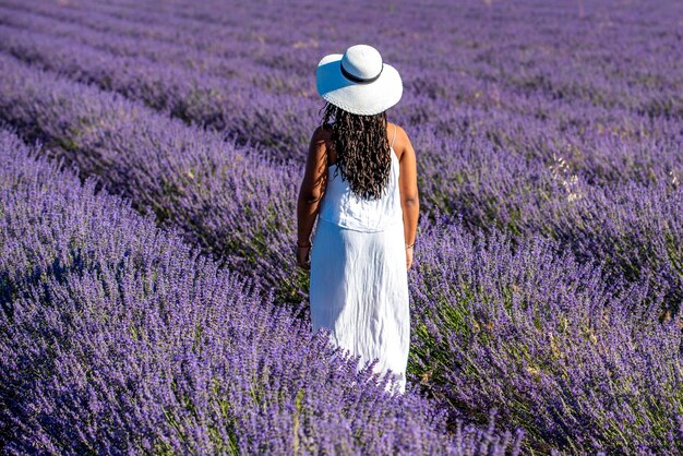 mujer africana, en, un, campo, de, lavanda, flores