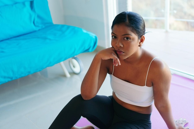 Mujer africana cansada descansando después del entrenamiento