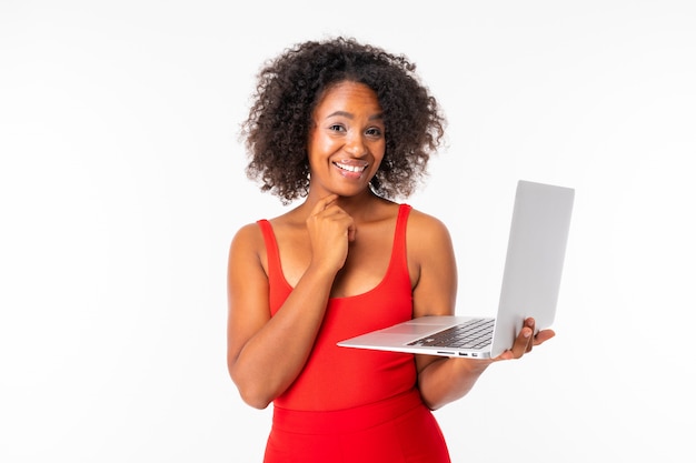 Mujer africana comunicarse con amigos con laptop, imagen aislada sobre fondo blanco.