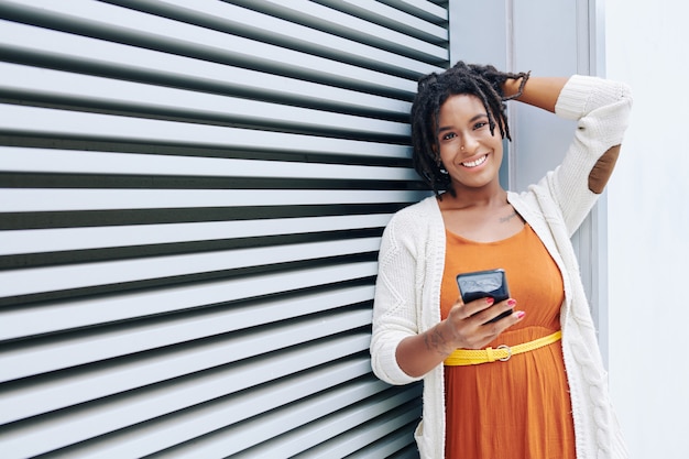 Mujer africana comunicarse en línea por teléfono