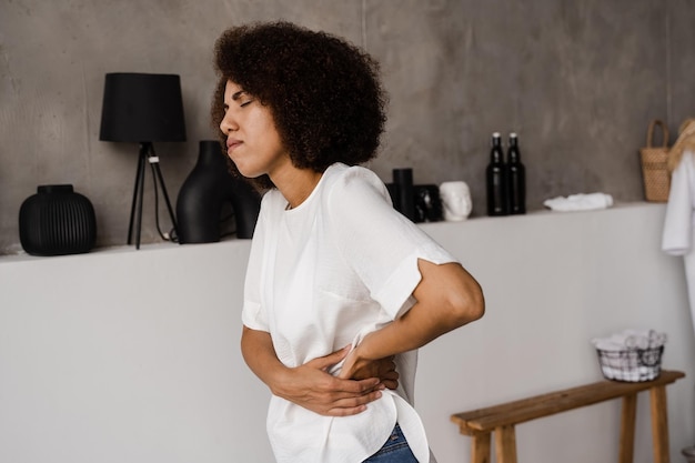 Mujer africana con enfermedad inflamatoria pélvica Infección PID de uno o más de los órganos reproductivos superiores, incluidos el útero, las trompas de Falopio y los ovarios