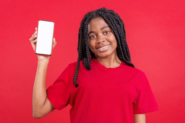 Mujer africana feliz sosteniendo un móvil con una pantalla en blanco