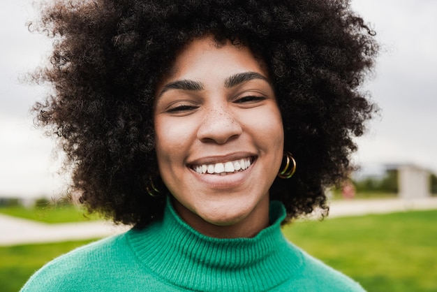 Mujer africana joven sonriendo a la cámara