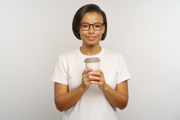 Mujer africana mantenga taza de café de papel chica con bebida caliente en taza para llevar coffeetogo bebida