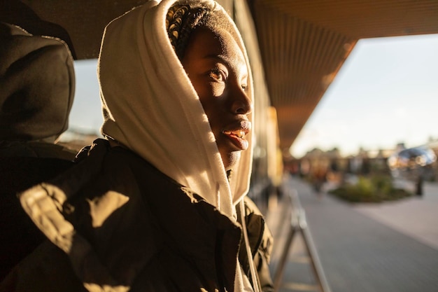 mujer africana, por, el, pared, ocaso