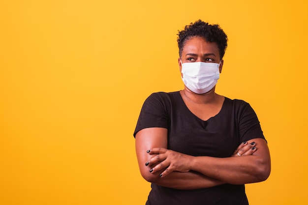 Mujer africana con protector facial durante el brote de coronavirus.