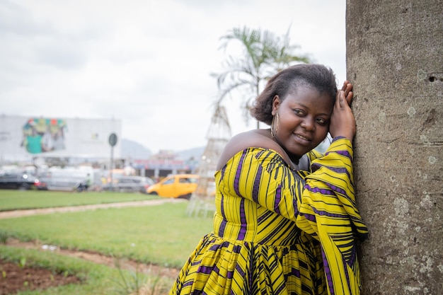 Mujer africana relajándose al aire libre en el parque retrato de una mujer africana de unos 20 años