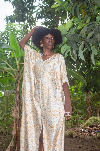 Foto mujer africana con ropa africana en la naturaleza