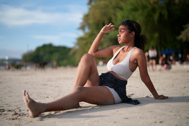 mujer africana, sentarse, en la playa, retrato, sexy, dama africana, viaje, ping, y, relajante, en, el, verano, con, naturaleza tropical