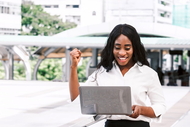 Mujer africana trabajando en la computadora portátil