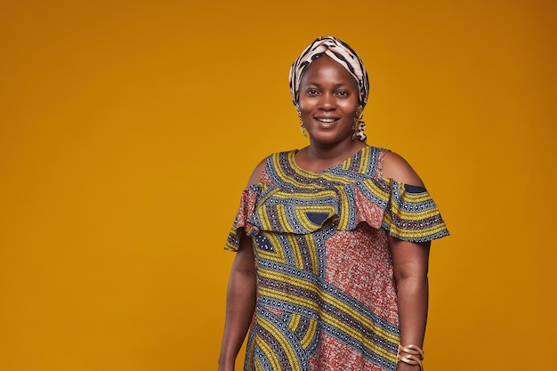 mujer africana, en, traje nacional