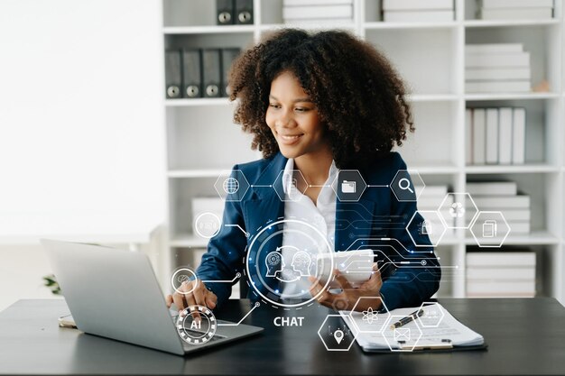 Mujer africana usando chat bot en inteligencia de teléfono inteligente Ai Chat con inteligencia artificial desarrollada por OpenAI genera robot en sistema en línea en officexA