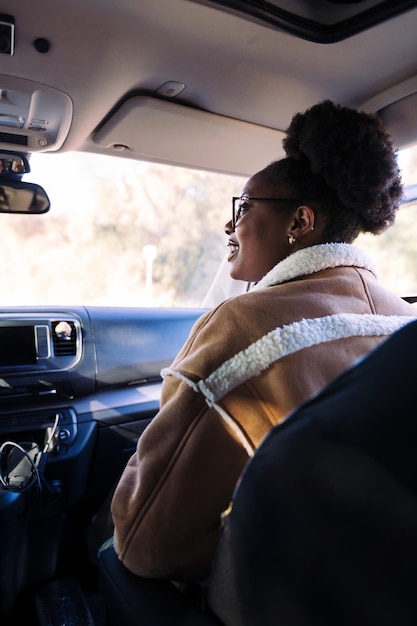 Mujer africana en viaje por carretera en autocaravana