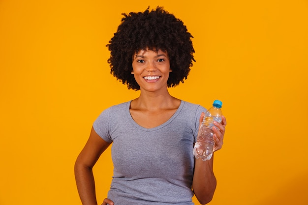 Mujer afro con botella de agua