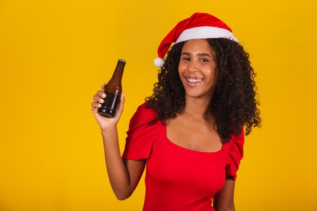 Mujer afro con botella de cerveza