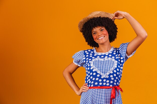 Mujer afro brasileña con ropa típica de la Festa Junina en amarillo