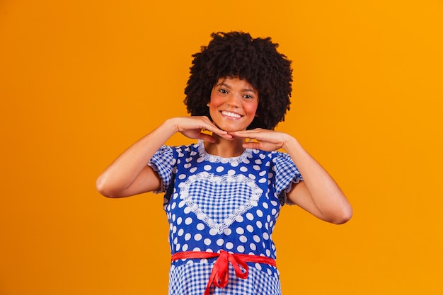 Mujer afro brasileña con ropa típica de la Festa Junina en amarillo